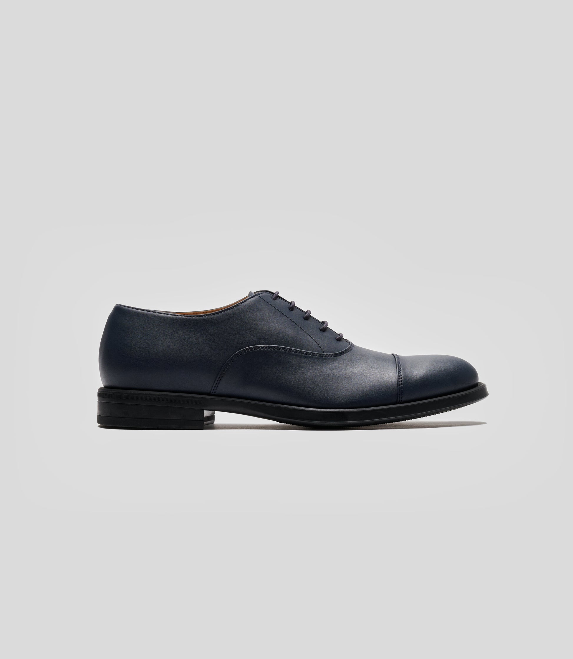 Vegan Oxford - Man, elegant formal shoes with a smooth upper and rounded toe design.