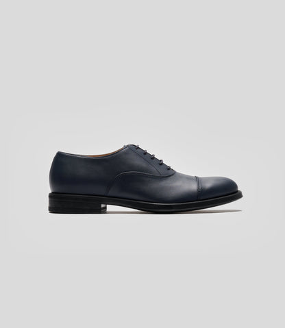 Vegan Oxford - Man, elegant formal shoes with a smooth upper and rounded toe design.