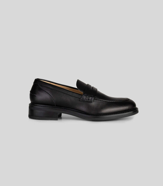 Vegan Loafer - Woman, stylish black shoe with blake construction, perfect for casual and formal outfits.