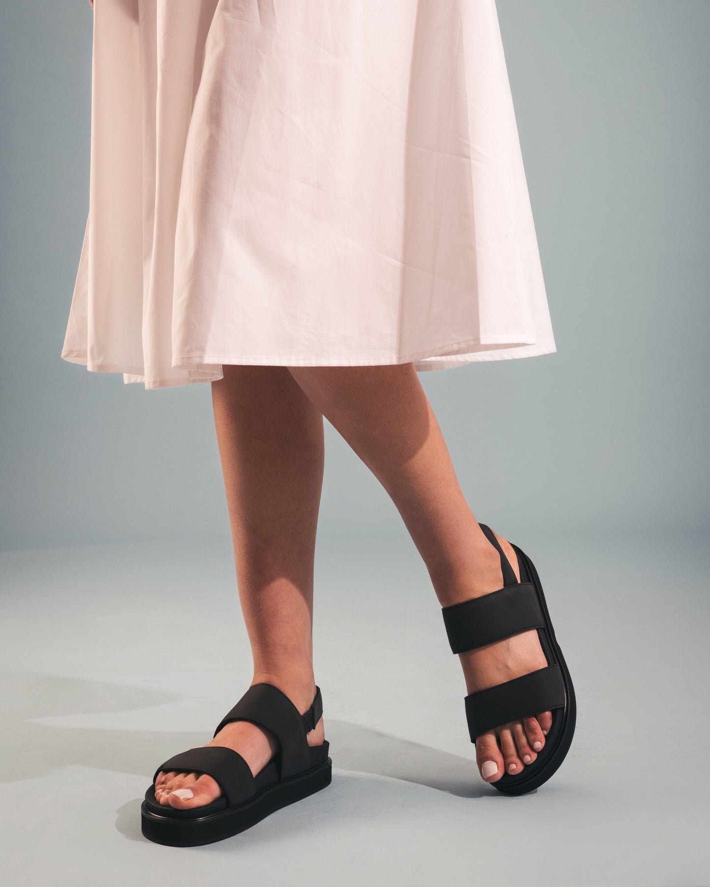 Sandalia vegana destalonada tira tobillo ajustable slingback acolchada
