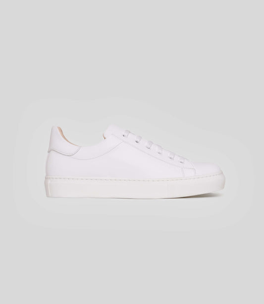 Veganer Sneaker L1 in Weiß, handgefertigt aus Mikrofaser und Biomaterialien, ideal für den Alltag.